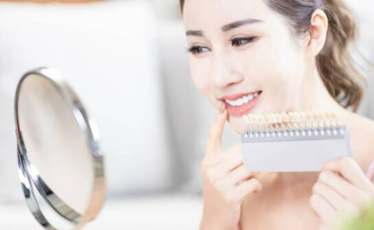 Wskazówki i ciekawostki o wybielaniu zębów – jak działa ten zabieg?