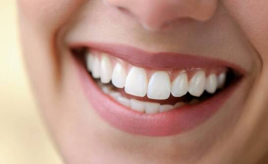 Protezy zębowe – najważniejsze informacje, rodzaje i zasady pielęgnacji