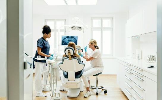 Kompleksowa opieka stomatologiczna – jakie usługi oferuje gabinet dentystyczny