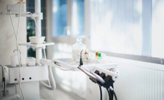 Jak wybrać gabinet dentystyczny – najważniejsze kryteria i zakres usług