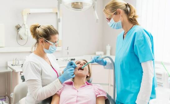 Jak wygląda pierwsza wizyta w gabinecie dentystycznym i czego się spodziewać