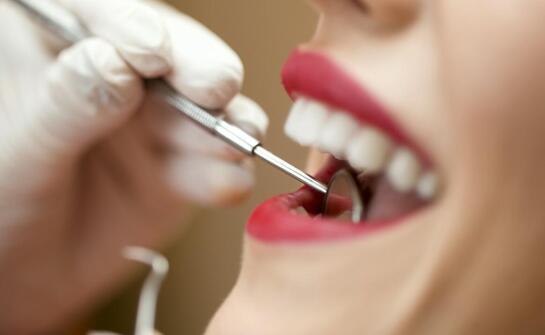 Najpopularniejsze metody poprawy uśmiechu – przegląd rozwiązań estetycznych