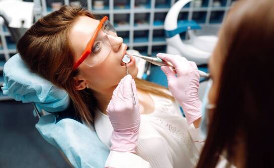 Zabiegi estetyczne w stomatologii – co warto wiedzieć o poprawie uśmiechu