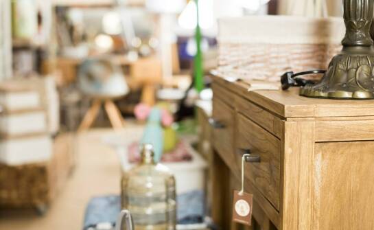 Praktyczne akcesoria meblowe – jak poprawiają wygodę i estetykę wnętrz