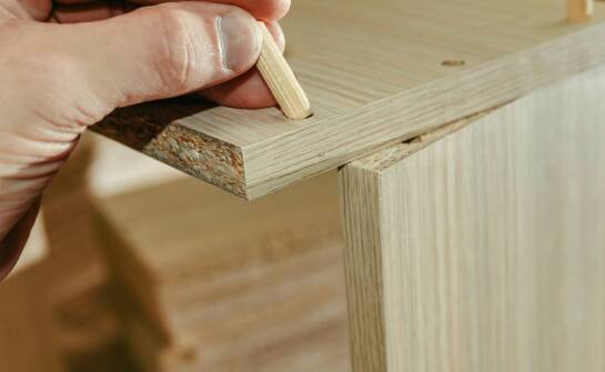 Nóżki do mebli – praktyczne porady dotyczące wyboru i montażu