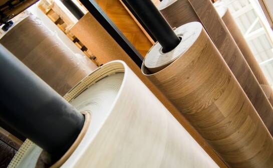 Rolki gumowane – jakie korzyści oferują w codziennej aranżacji mebli