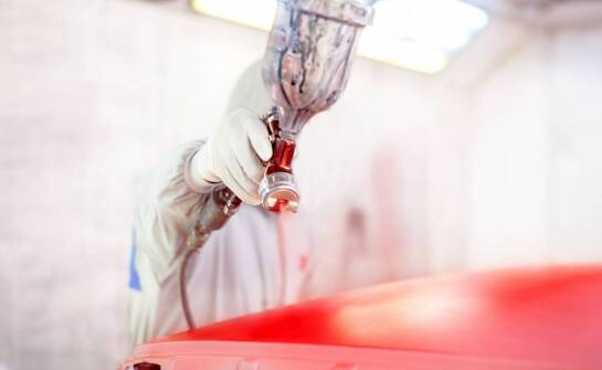 Proces wtrysku tworzyw sztucznych – zastosowania, etapy i korzyści dla firm