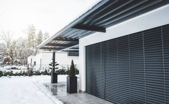 Rolety zewnętrzne – skuteczna ochrona domu przed słońcem i hałasem