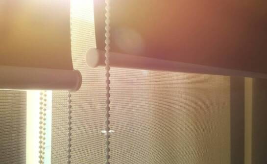 Rolety wolnowiszące – funkcje, zastosowanie i inspiracje do wnętrz