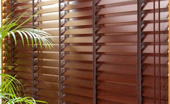 Żaluzje drewniane – ponadczasowy styl i funkcjonalność w każdym wnętrzu