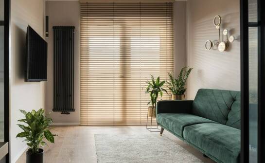 Jakie żaluzje wybrać? Przegląd materiałów, funkcji i trendów wnętrzarskich