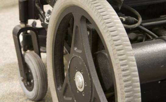 Autonomiczne wózki widłowe – jak wpływają na efektywność magazynów