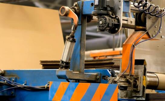 Jak powstają dedykowane maszyny przemysłowe i jakie niosą korzyści