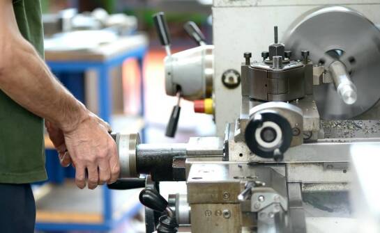 Maszyna do produkcji – najważniejsze funkcje, zastosowania i możliwości rozwoju