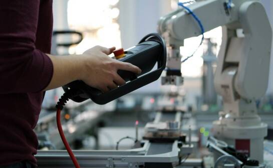 Mobilne roboty AMR – jak zmieniają transport i logistykę w przemyśle