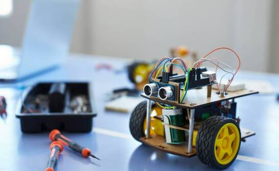 Mobilne roboty AMR – jak działają i jakie technologie je napędzają