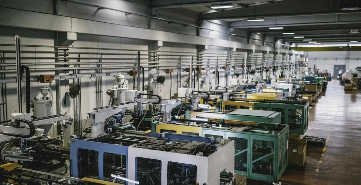 Maszyny produkcyjne – jak wybrać odpowiednie rozwiązania dla przedsiębiorstwa