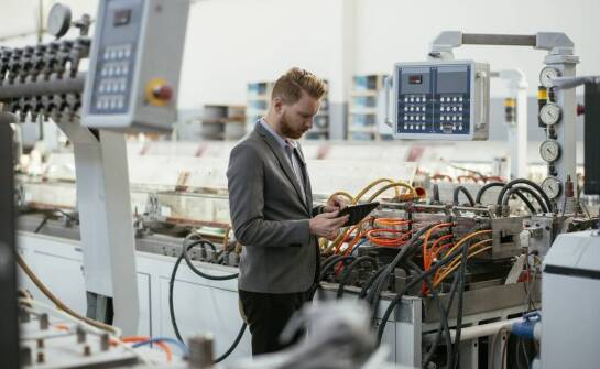 Automatyzacja produkcji – jak technologia zmienia procesy w przemyśle