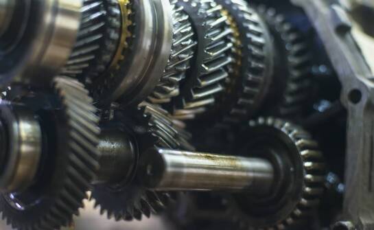 Przekładnie kątowe – zastosowanie, budowa i zalety w różnych branżach