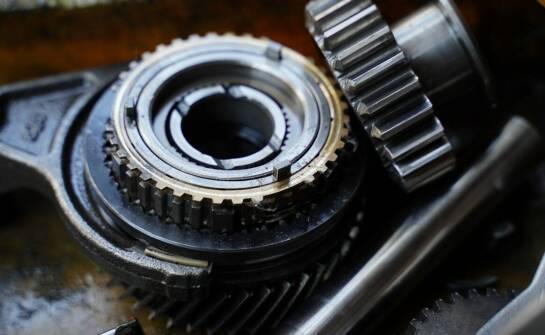Reduktory i motoreduktory – budowa, zastosowania oraz istotne funkcje w przemyśle