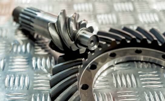 Sprzęgła kłowe i zębate w napędach maszyn – kluczowe funkcje i zastosowania