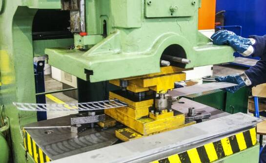 Osłony zabezpieczające maszyn – klucz do bezpiecznej i wydajnej produkcji