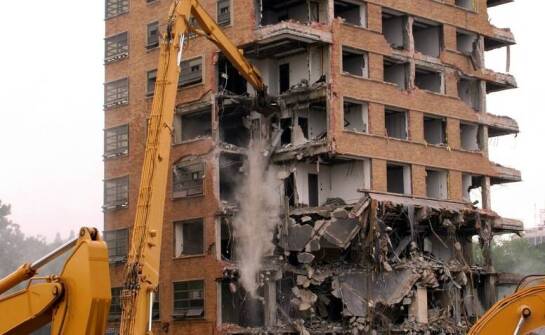 Jak przebiegają prace ziemne i jakie maszyny wykorzystywane są na placu budowy