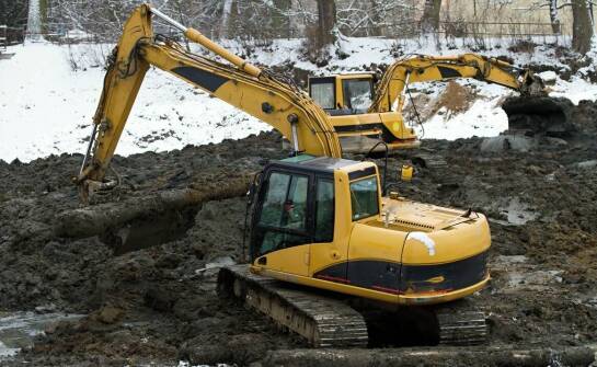 Jak działają koparki i jakie mają znaczenie w pracach ziemnych oraz budowlanych