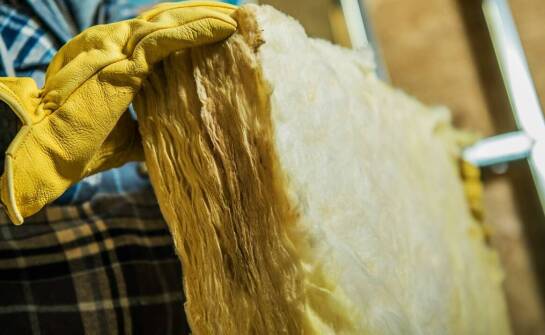 Efektywna izolacja poddasza i ścian dzięki zastosowaniu granulatu wełnianego