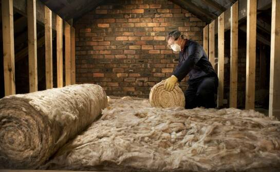 Na czym polega ocieplanie granulatem wełny i jakie niesie zalety?
