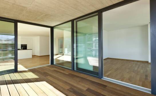 Drzwi szklane w aranżacji wnętrz – inspiracje i praktyczne zastosowania