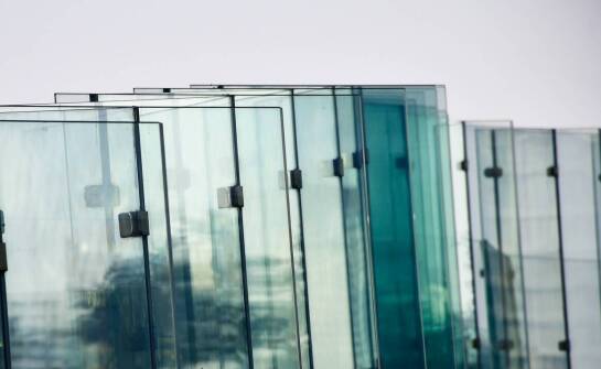 Zabudowy szklane w aranżacji wnętrz – inspiracje i praktyczne pomysły