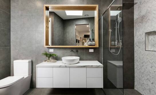 Lustra na wymiar w domu – inspiracje, zalety i ciekawe zastosowania