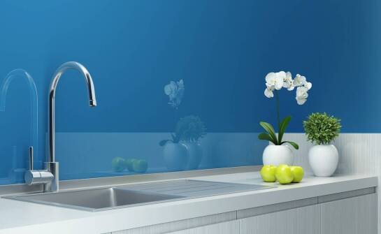 Grafiki na szkle w aranżacji wnętrz – pomysły i praktyczne zastosowania