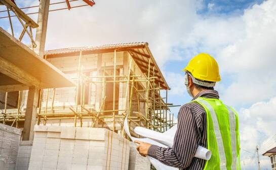 Jak przygotować się do współpracy z firmą budowlaną przy realizacji domu
