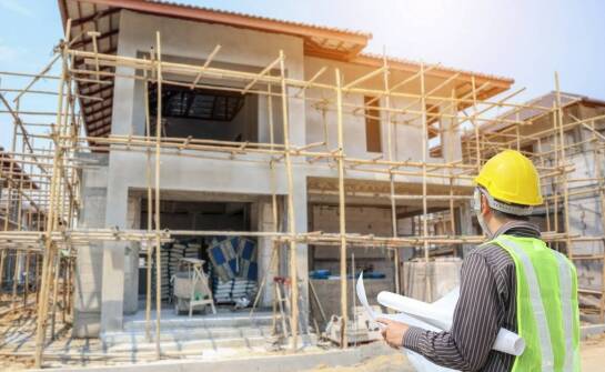 Jak przebiega realizacja domu z firmą budowlaną – istotne informacje i porady