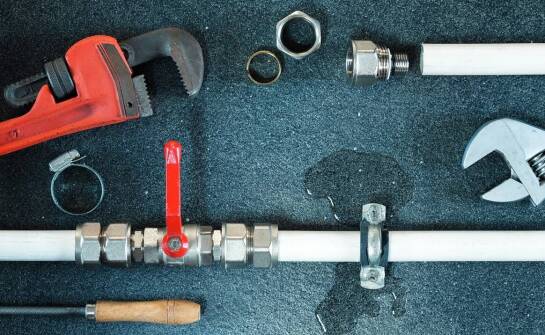 Jak radzić sobie z zatkanymi rurami – sprawdzone metody i porady