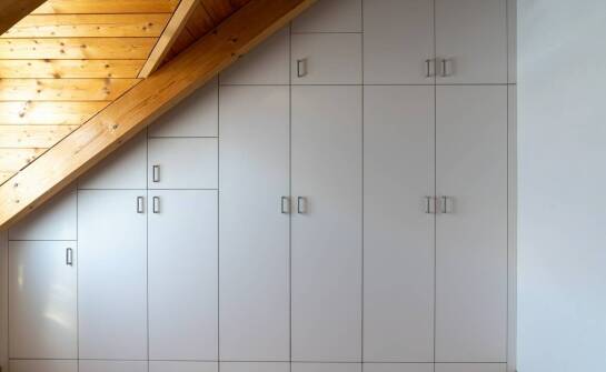 Szafy na zamówienie – inspiracje i wskazówki do aranżacji wnętrz