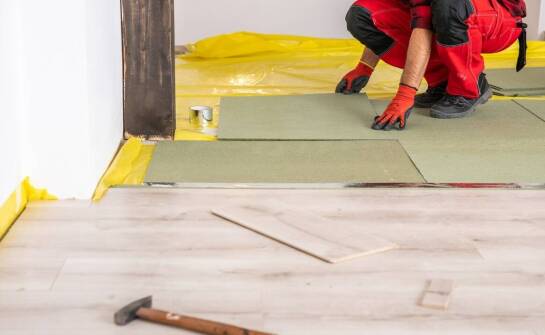 Montaż podłogi – kluczowe informacje, etapy oraz wybór odpowiednich materiałów