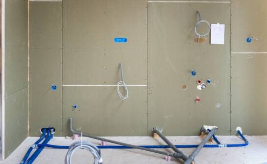 Panele podłogowe – jak wygląda instalacja i na co zwrócić uwagę?