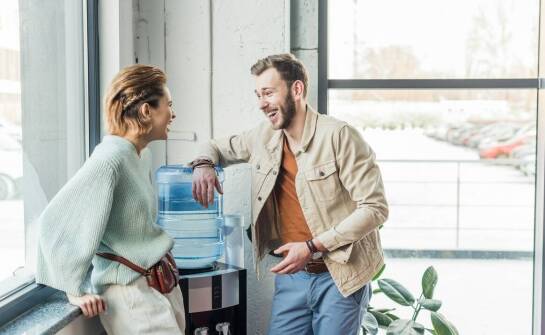 Korzyści z wynajmu dystrybutorów wody – co warto wiedzieć przed decyzją