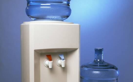 Dzierżawa dystrybutorów wody – jak wybrać najlepszą opcję dla biznesu