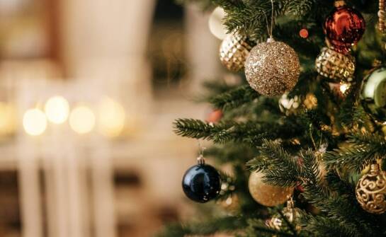 Trendy w dekorowaniu choinek – najmodniejsze ozdoby i stylizacje na święta