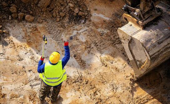 Jak przebiega wynajem sprzętu budowlanego i prace ziemne krok po kroku
