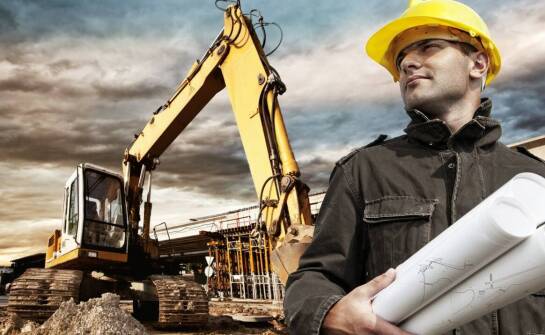 Jaką rolę pełni kierownik budowy i kiedy jego obecność jest niezbędna?