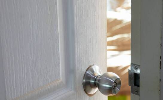 Najważniejsze cechy gałko-klamek do drzwi zewnętrznych – rodzaje i zastosowanie