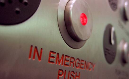 Okucia antypaniczne — zastosowanie, bezpieczeństwo i funkcjonalność w drzwiach