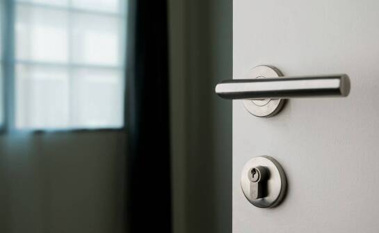 Rodzaje okuć i klamek do drzwi – jak wybrać odpowiednie rozwiązanie?