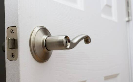 Pochwyty INOX – zalety, zastosowanie i wpływ na estetykę drzwi wejściowych