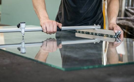 Jakie okucia montuje się do szkła?